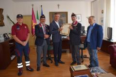 Ascoli Piceno 10.8.2023 - Consegna attestato di Socio Onorario al Questore