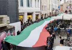 Festa del Tricolore con la  bandiera di 85 metri  che ha sfilato per le vie di Pordenone