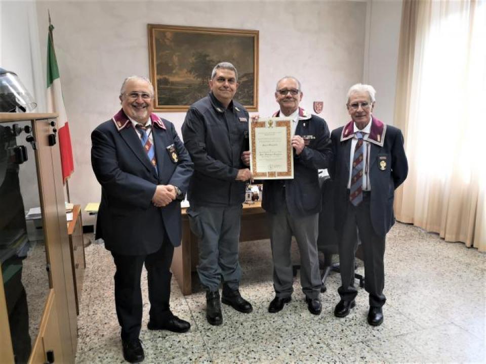 Consegna Attestato di socio Onorario al Comandante 6° Rep. Mobile di Genova Bolzaneto