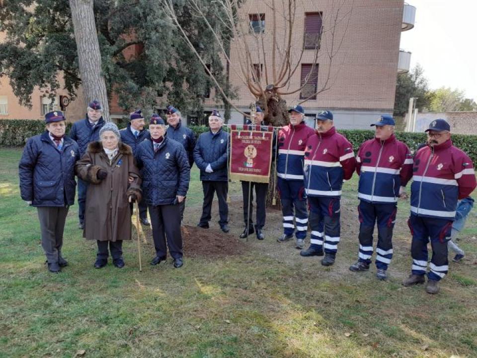 Una targa e un gelso in memoria di Giovanni Palatucci