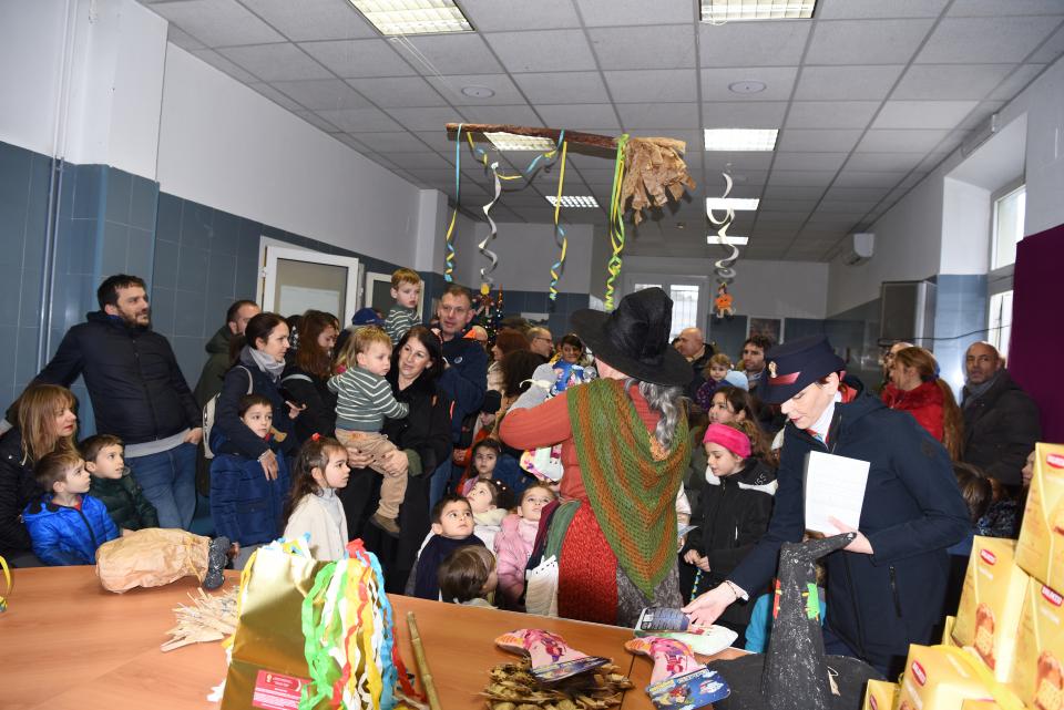 La “Befana dell’Associazione Nazionale della Polizia di Stato” fa gioire i bambini e le famiglie