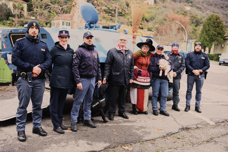 La “Befana dell’Associazione Nazionale della Polizia di Stato” fa gioire i bambini e le famiglie