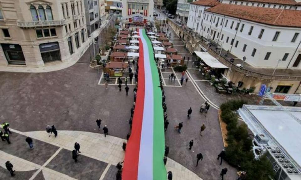 Festa del Tricolore con la  bandiera di 85 metri  che ha sfilato per le vie di Pordenone