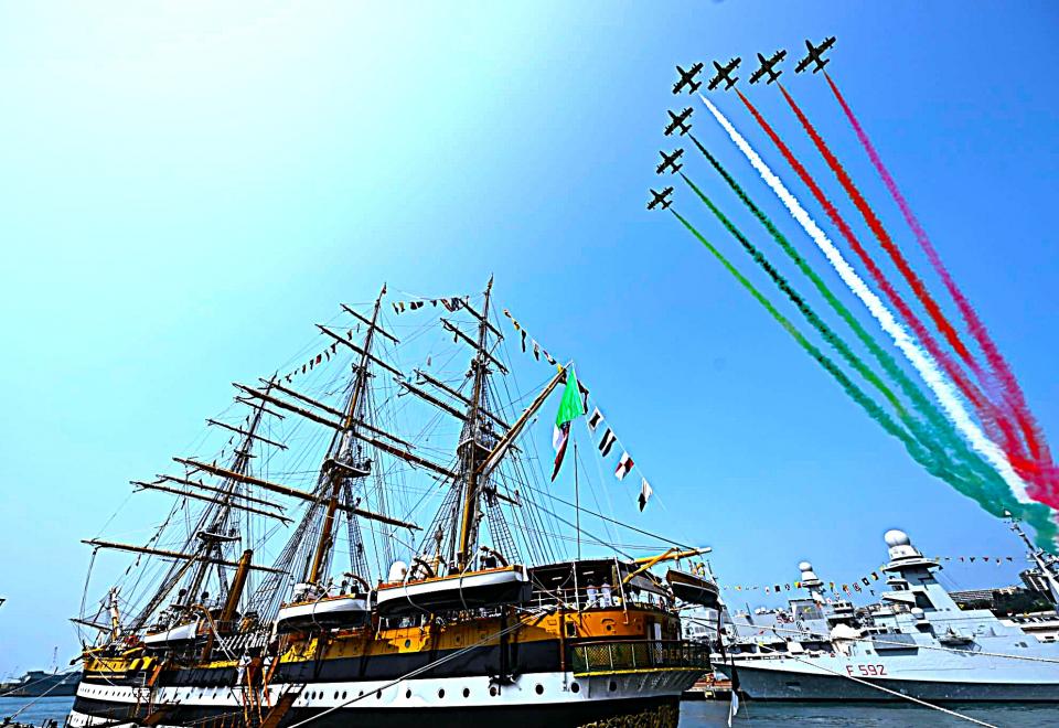 L'arrivo in porto dell'Amerigo Vespucci dopo due anni di viaggi intorno al mondo