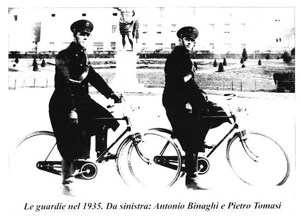 Foto storica di due Guardie Regie a Pola, in Istria quando ancora era italiana - 1935. Per gentile concessione del sig. Salvatore Palermo.